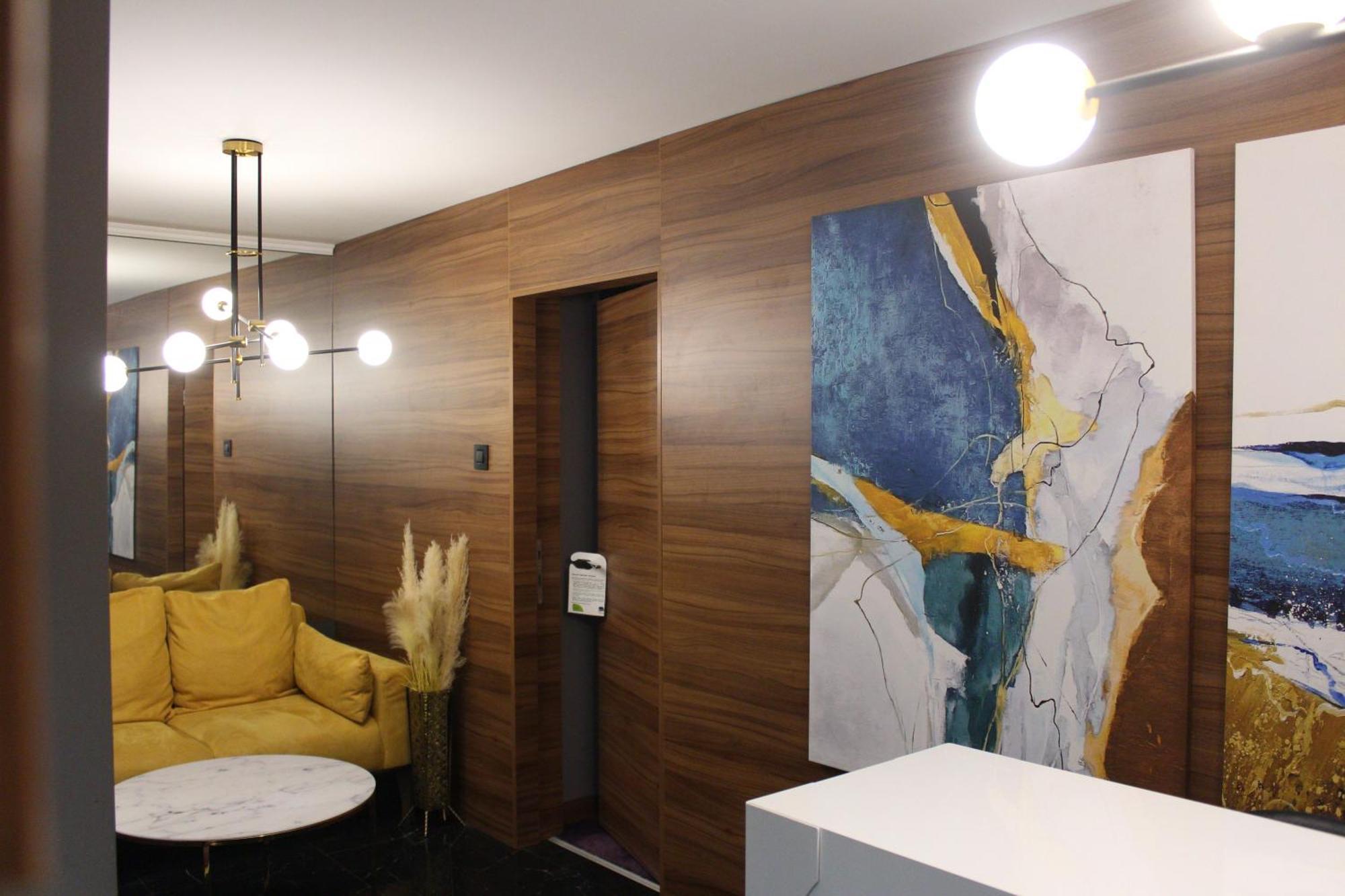 Elite Space Nis Luaran gambar